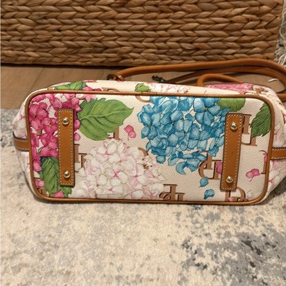 DOONEY & BOURKE Hydrangeas Monogram Tote Bag - Picture 4 of 10